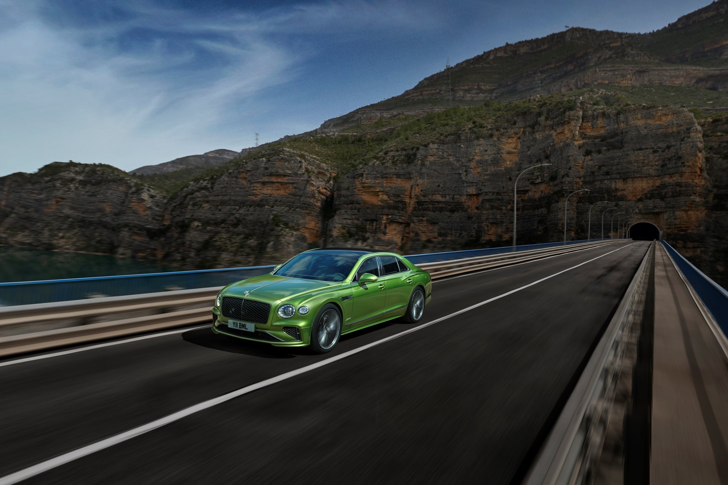 «بينتلي» تطلق جيلاً جديداً من «Flying Spur» بقوة 782 حصاناً