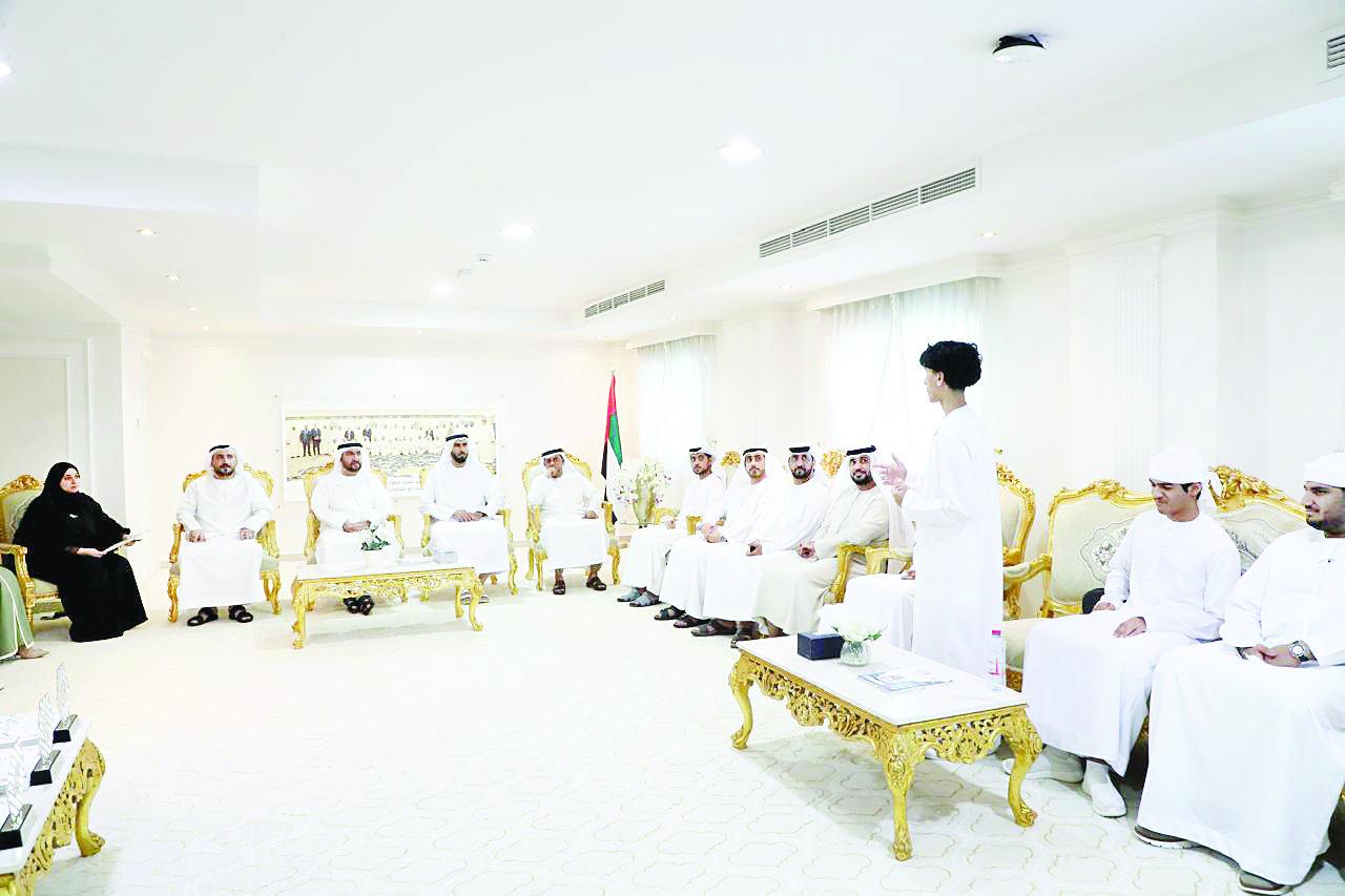 محمد بن كايد القاسمي يلتقي المشاركين 