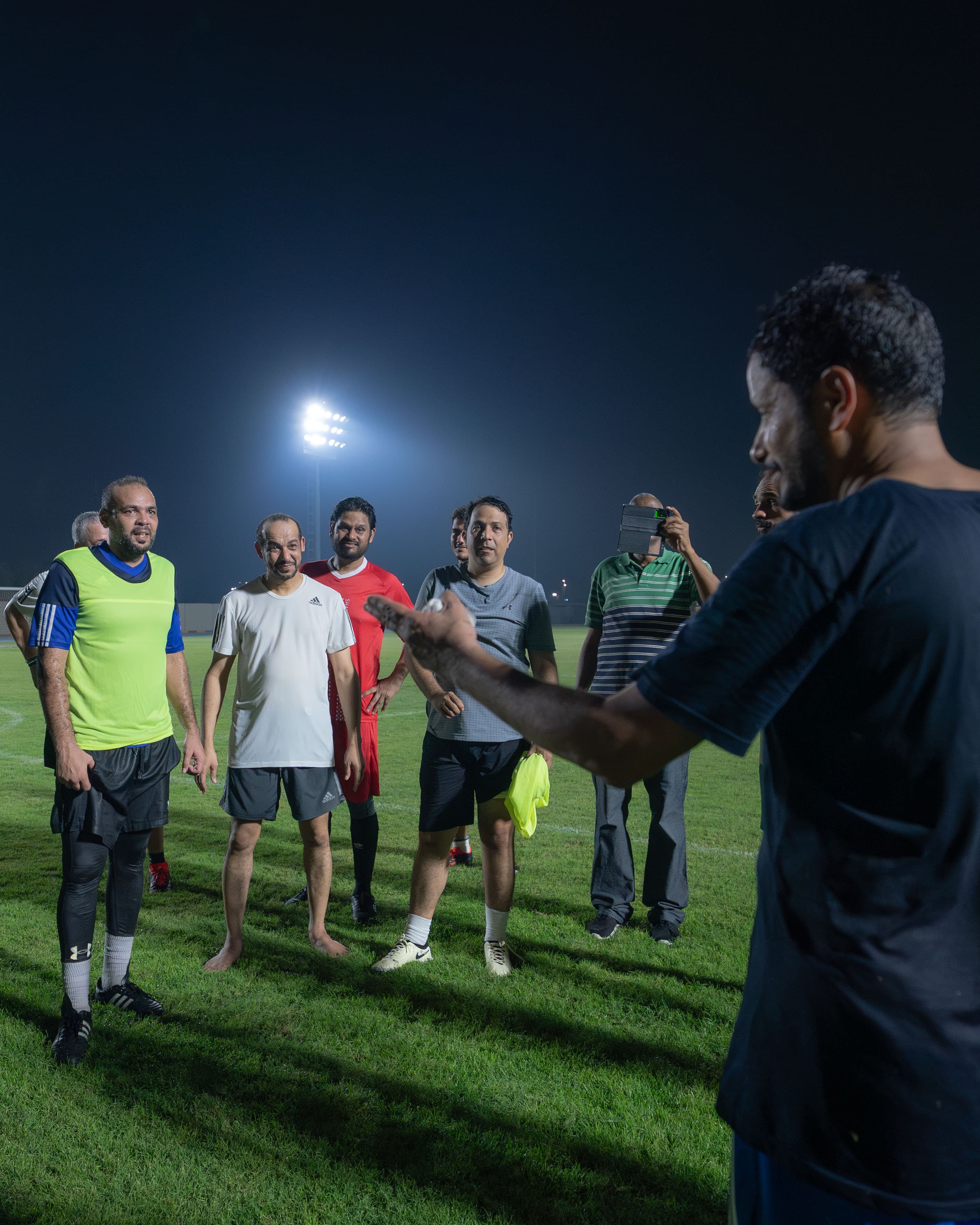 الشامسي وعلاي خلال الحديث مع اللاعبين