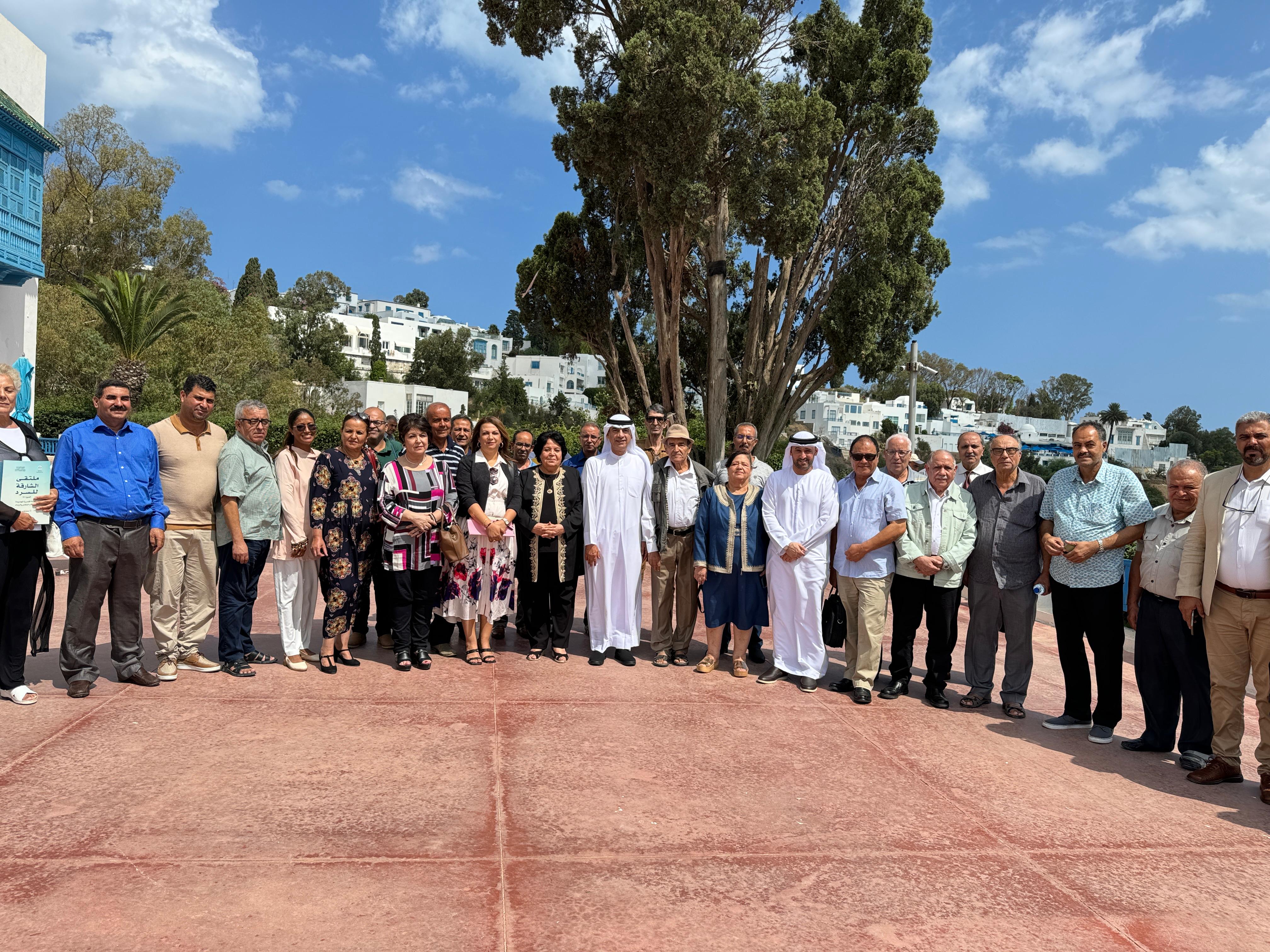 عبد الله العويس ومحمد القصير مع بعض المشاركين في الملتقى