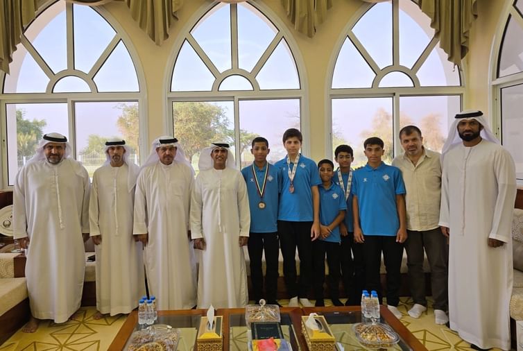 سالم القاسمي يتوسط الأبطال