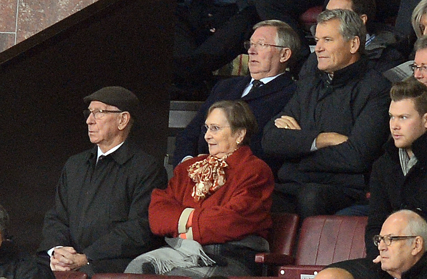 فيرغسون يجلس خلف بوبي شارلتون