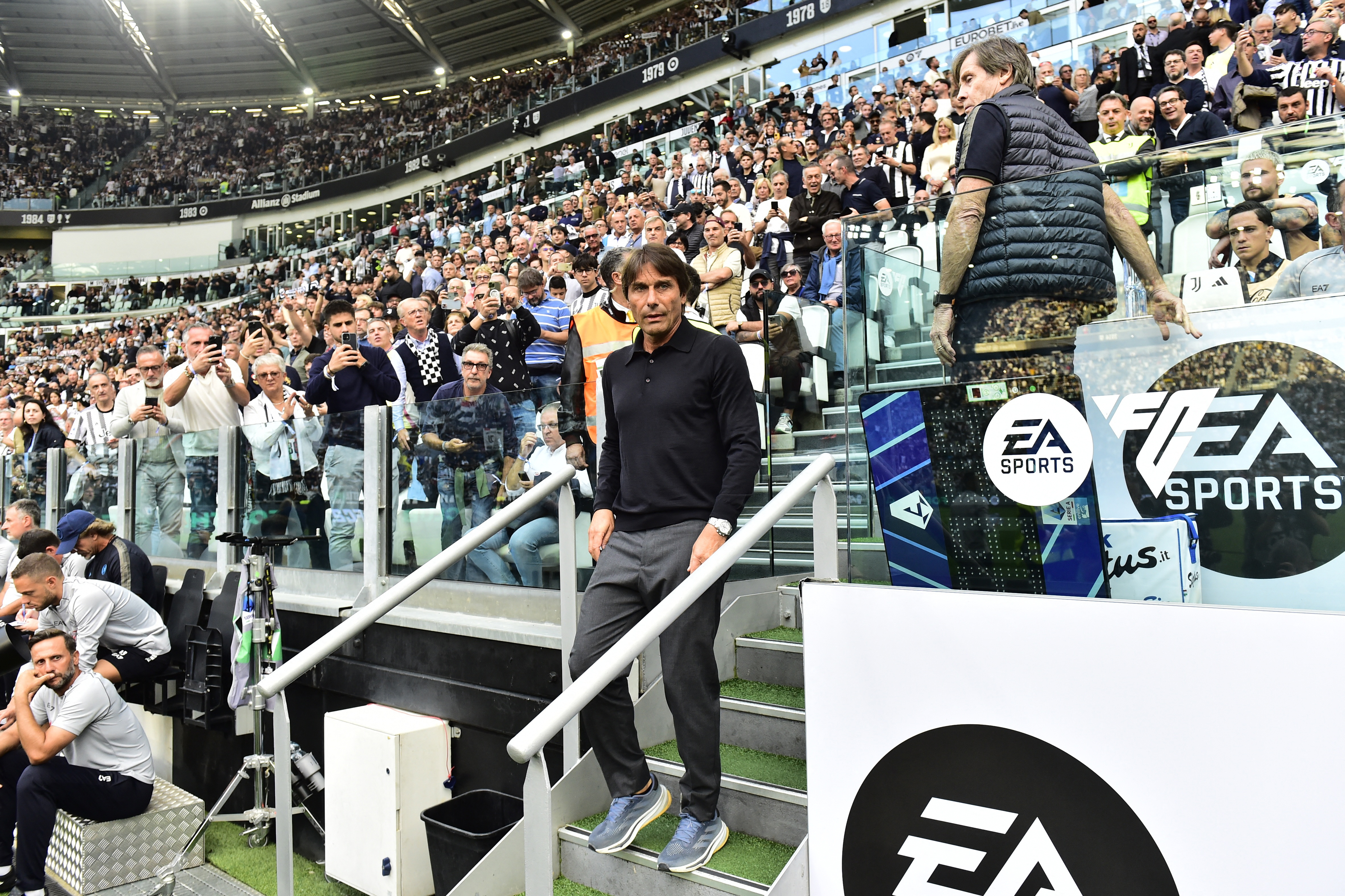 كونتي يدخل الملعب 