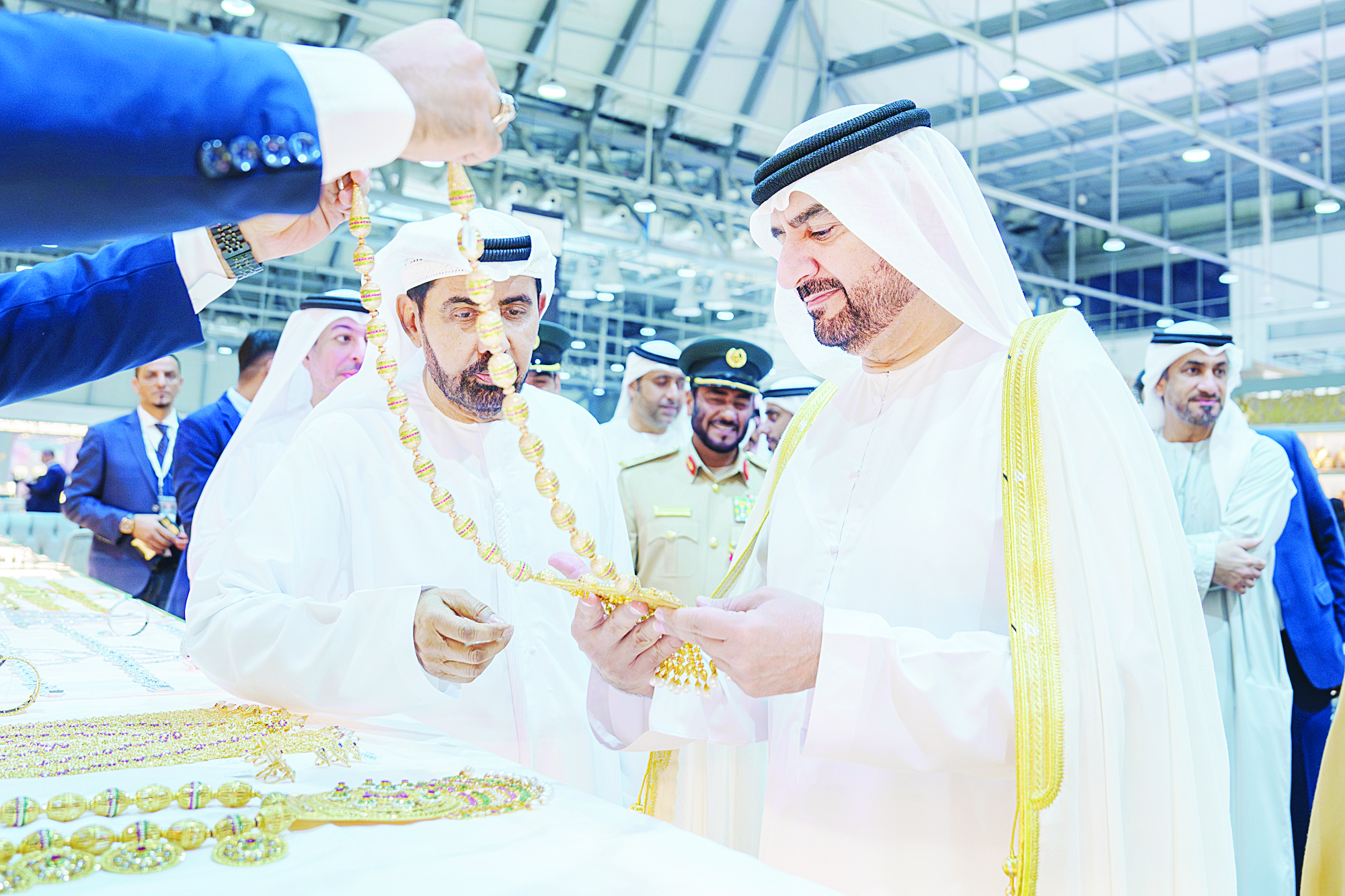 عبد الله بن سالم يفتتح معرض الشرق الأوسط للساعات والمجوهرات