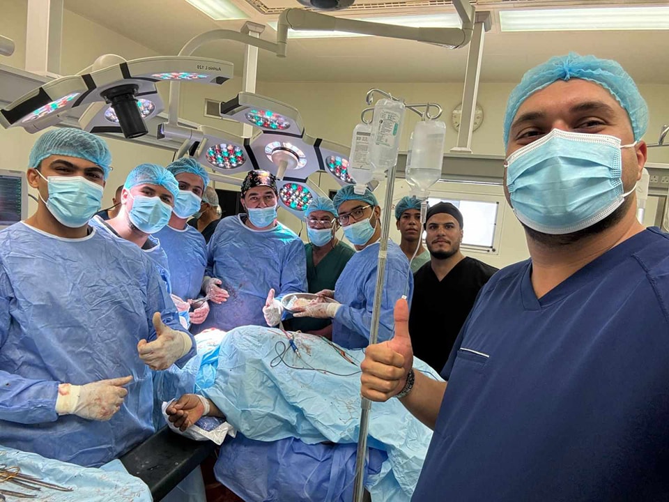 الفريق الطبي الذي أجرى العملية الجراحية (الخليج)