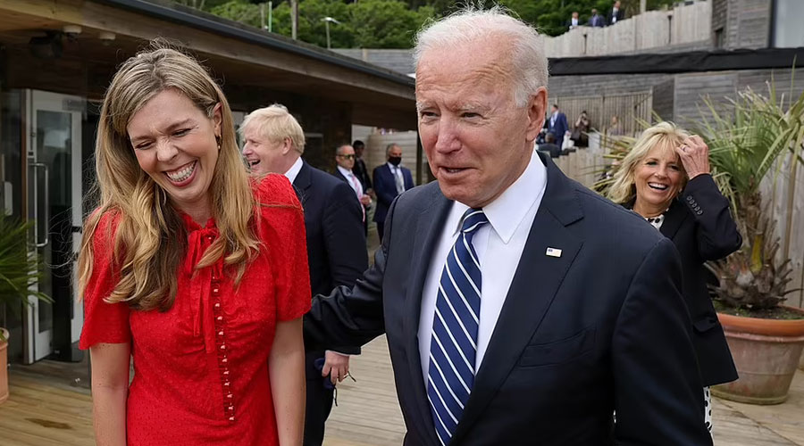 «أراد اصطحابها للشاطئ».. بوريس جونسون يكشف: بايدن كان معجباً بزوجتي كاري