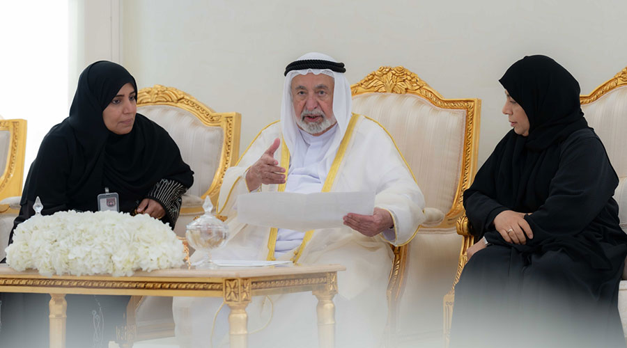  سلطان خلال زيارته جامعة كلباء