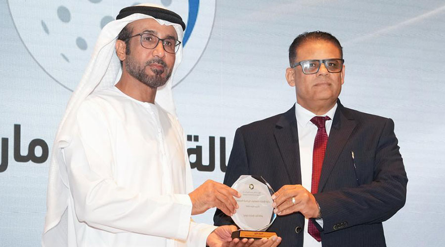 الهاجري يقدم الجائزة لـ«وام»