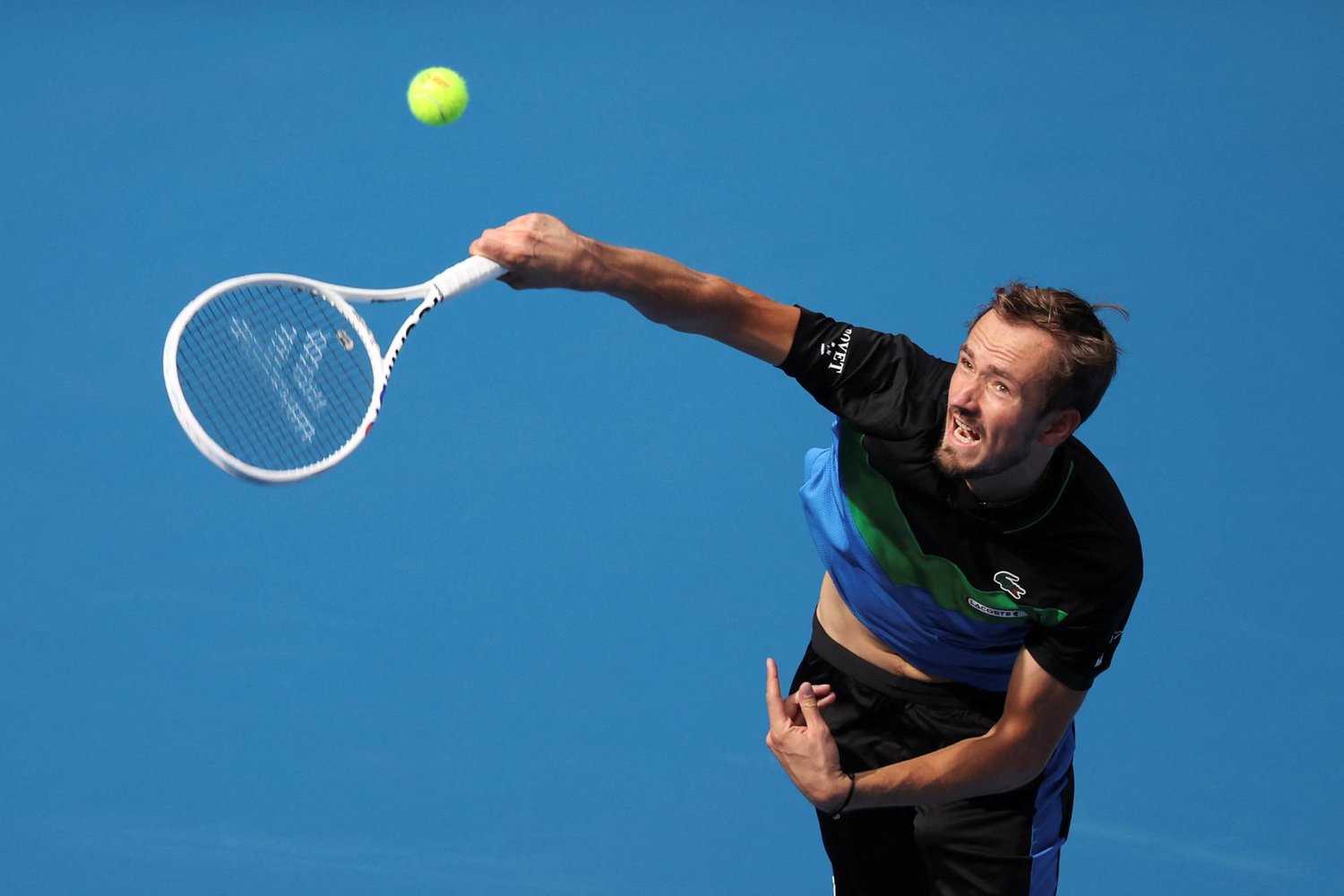 دورة شنغهاي لكرة المضرب: مدفيديف بشق الأنفس إلى ثُمن النهائي