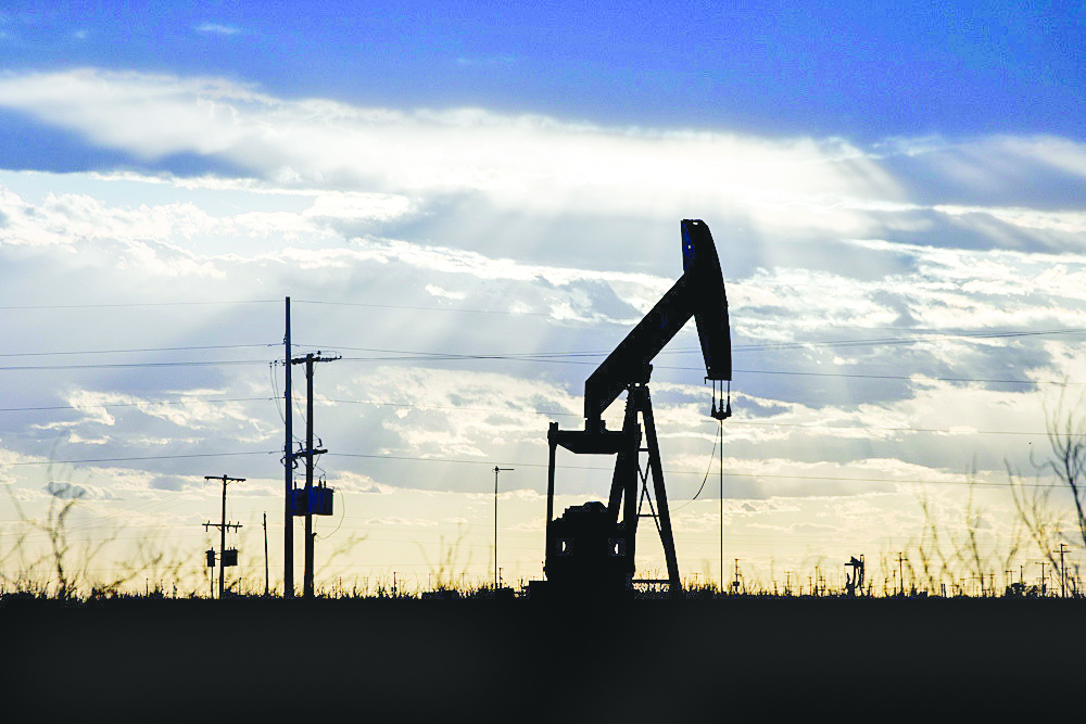 النفط يقلص مكاسبه بعد تسجيل أكبر زيادة أسبوعية في عام