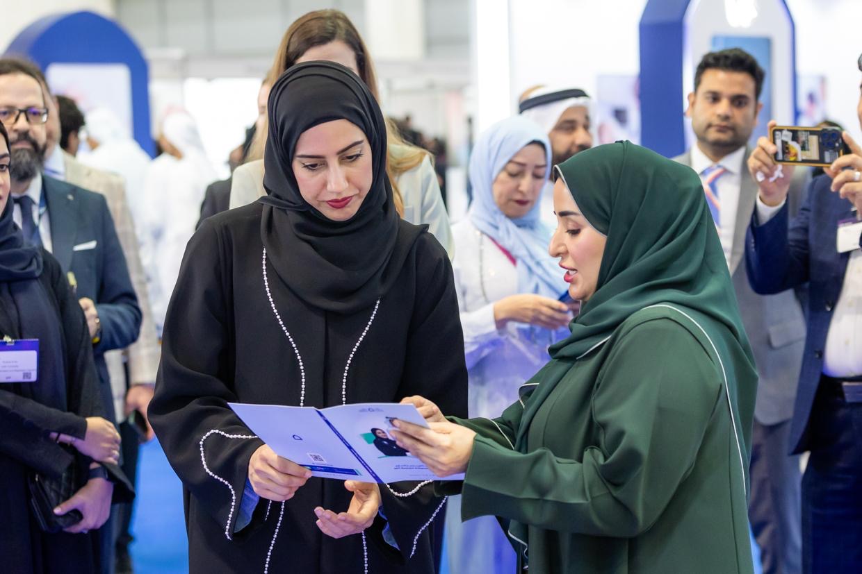 عائشة ميران خلال جولتها في المعرض 