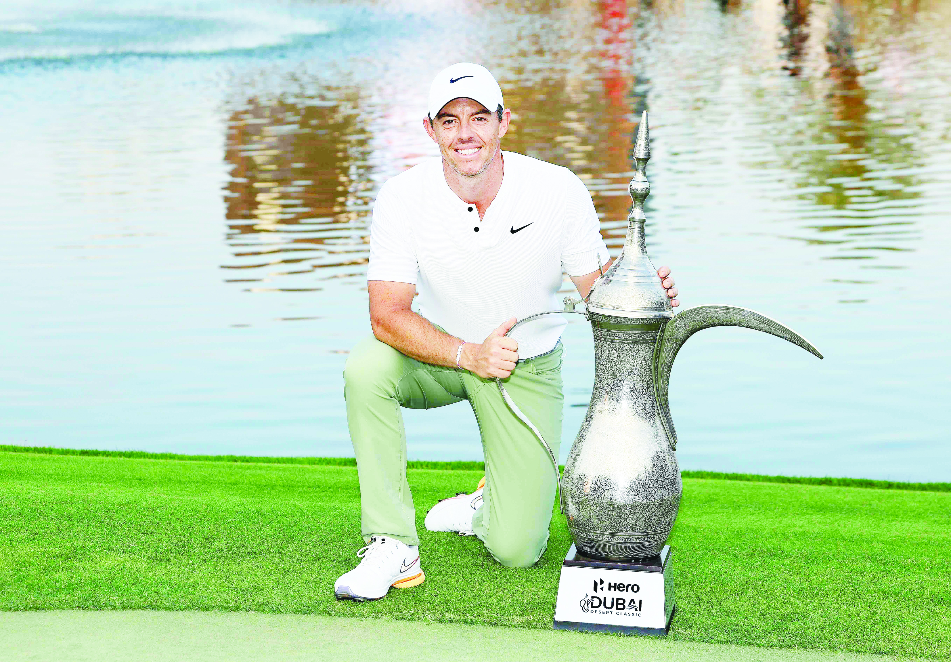 ماكلروي مع كأس الدلة العام الماضي