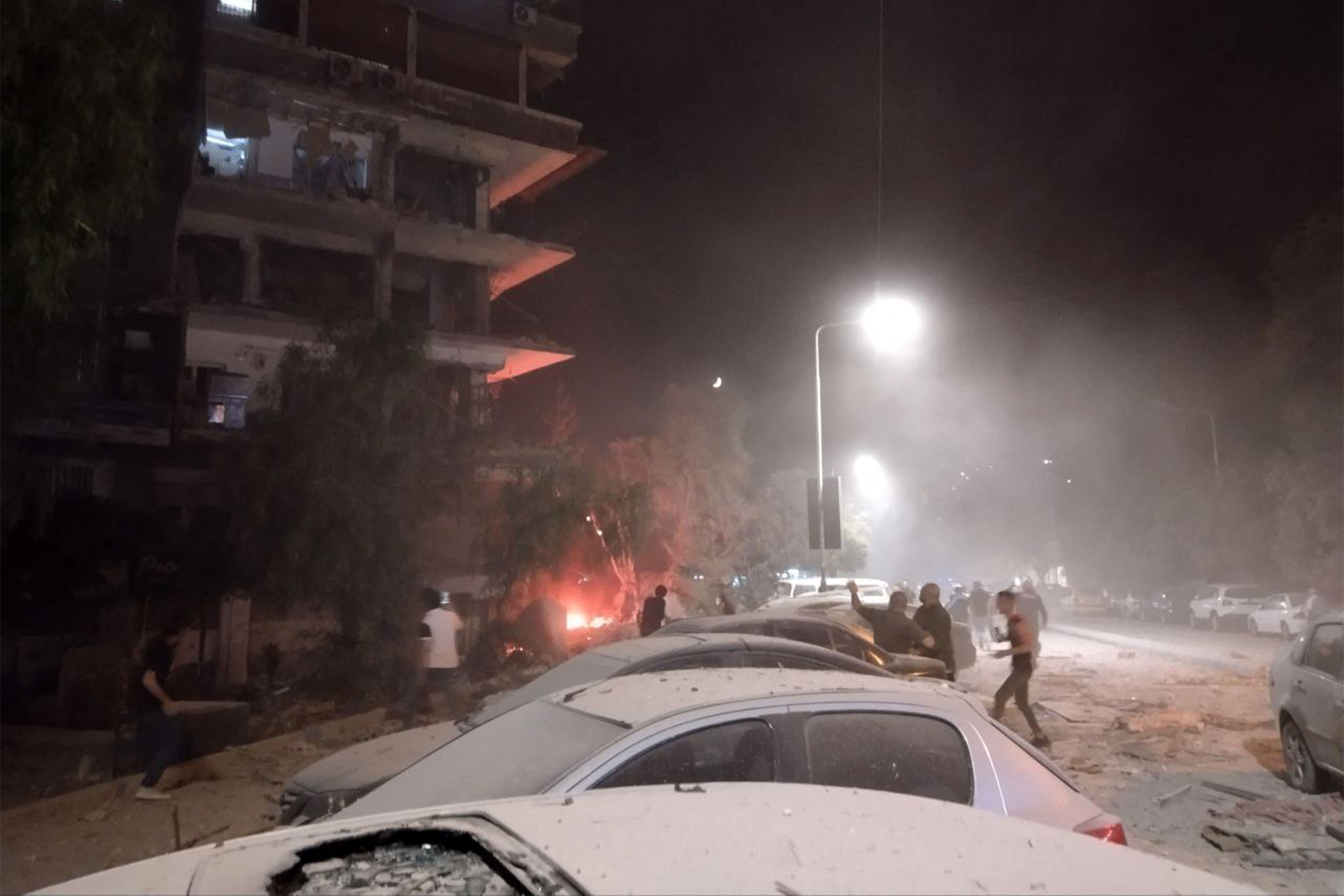 دمار إثر قصف إسرائيلي على محافظتي حمص وحماة السوريتين