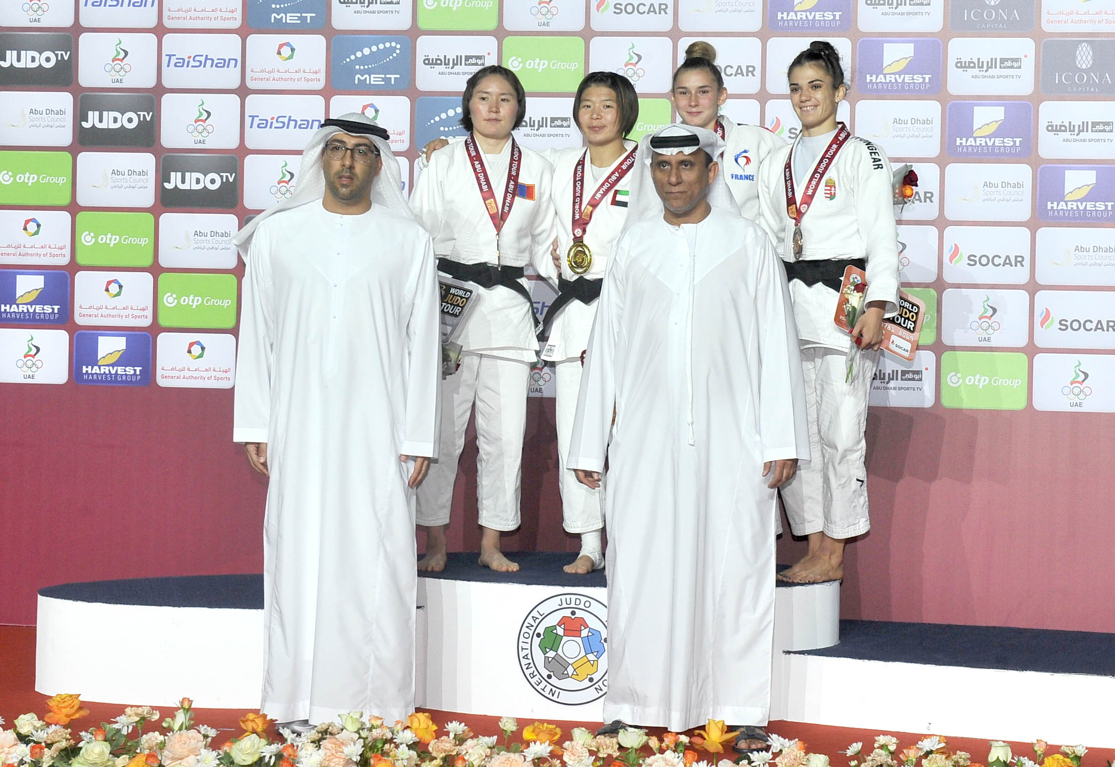 محمد بن ثعلوب والنبهاني يتوجان لاعبة الإمارات بشيرات خرودي