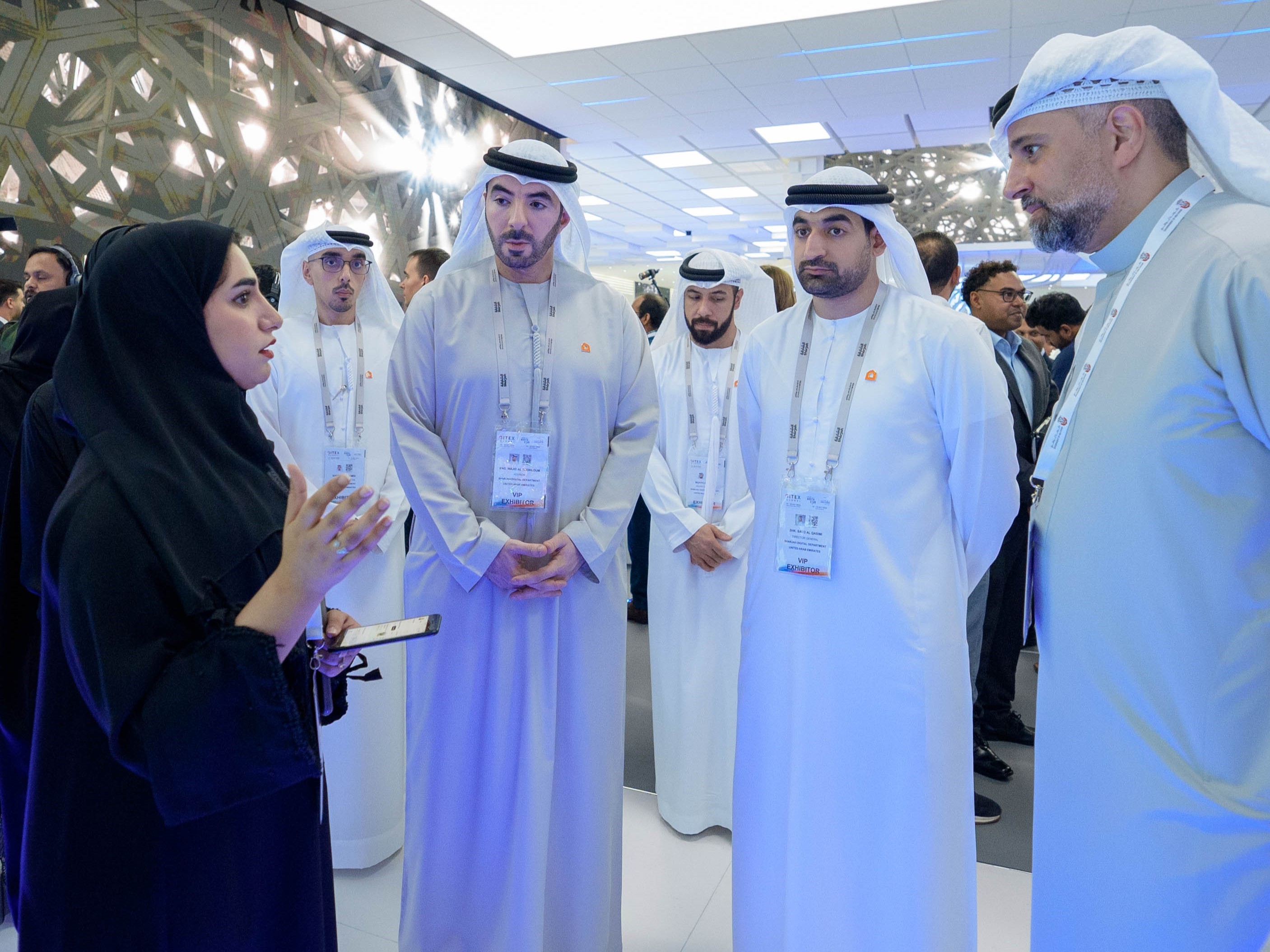  سعود بن سلطان يستمع لشرح إحدى المشاركات