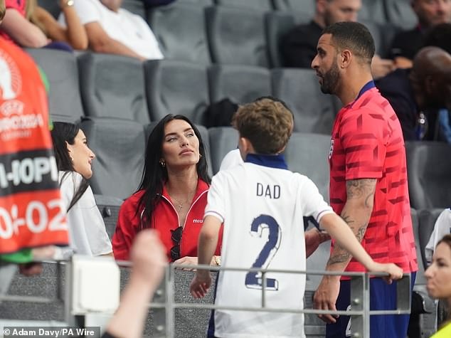 ووكر وآني في مباراة لمنتخب إنجلترا