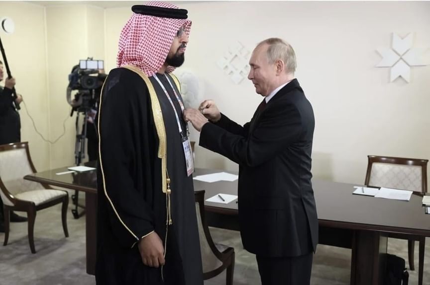 بوتين يمنح سلطان بن شخبوط وسام الصداقة