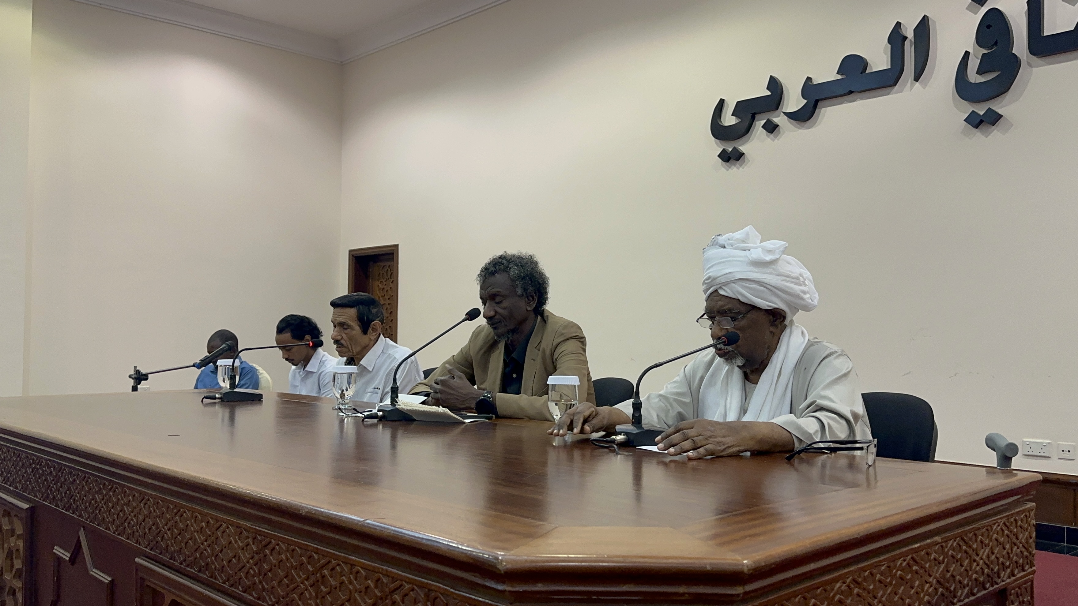 د.محمد عبدالله الزيح وبدوي عبد السيد والزبير سعيد خلال الأمسية