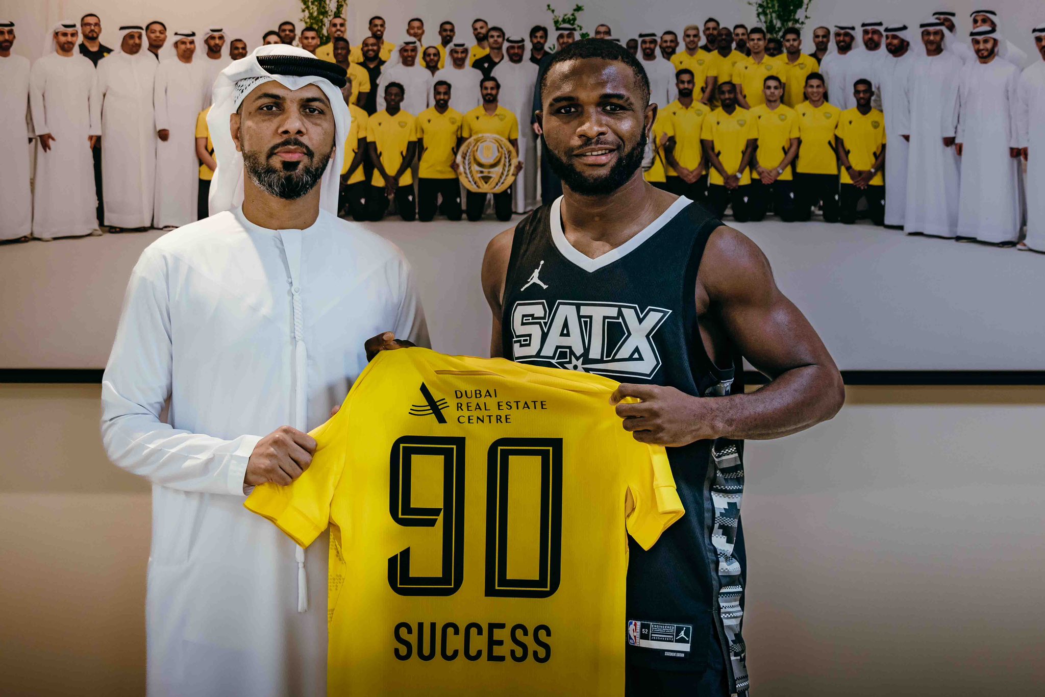 إيزاك يحمل قميص الوصل رقم 90