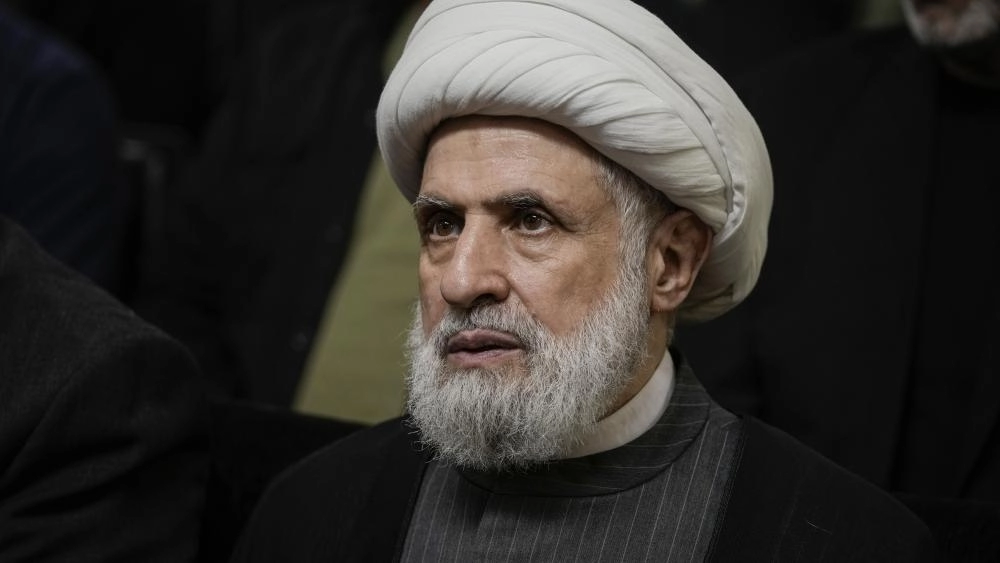 «خوفاً من اغتياله»... نعيم قاسم يغادر لبنان إلى إيران