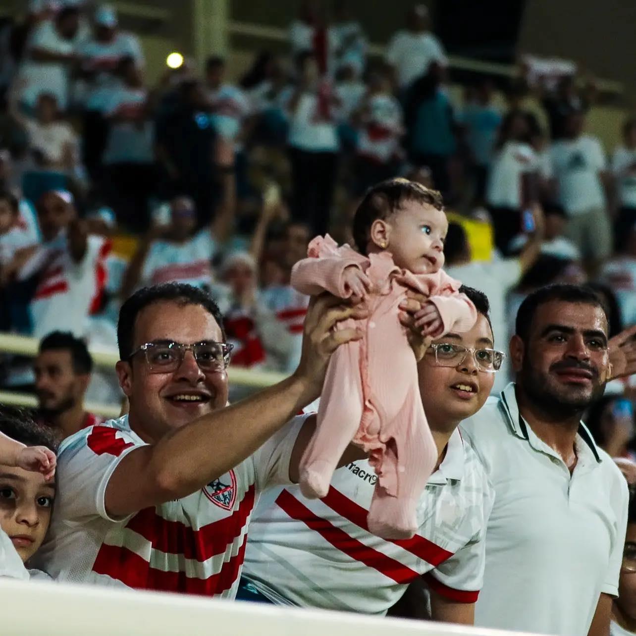 زيزو يهدي جائزة أفضل لاعب لأصغر مشجعة زملكاوية