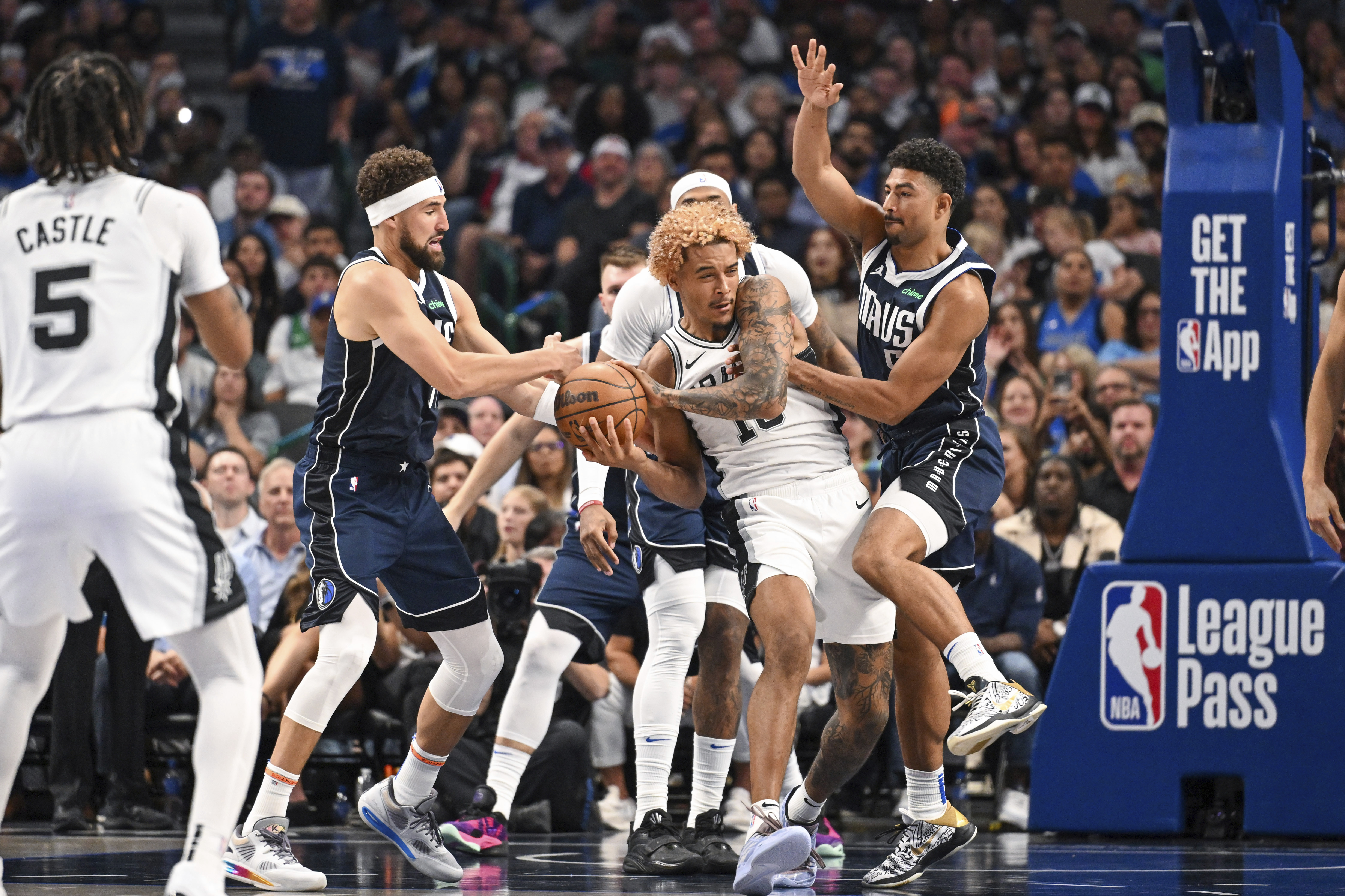 تومسون يحاول الإفلات من الرقابة