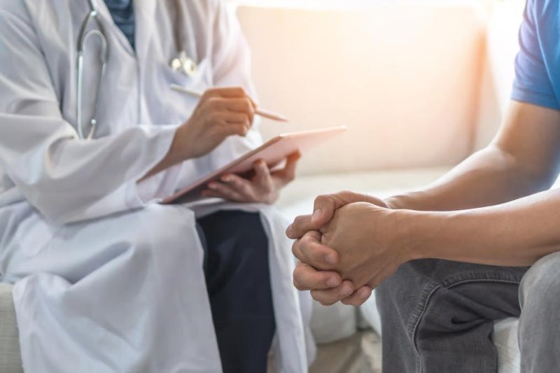 مريض أثناء جلسة مع طبيب