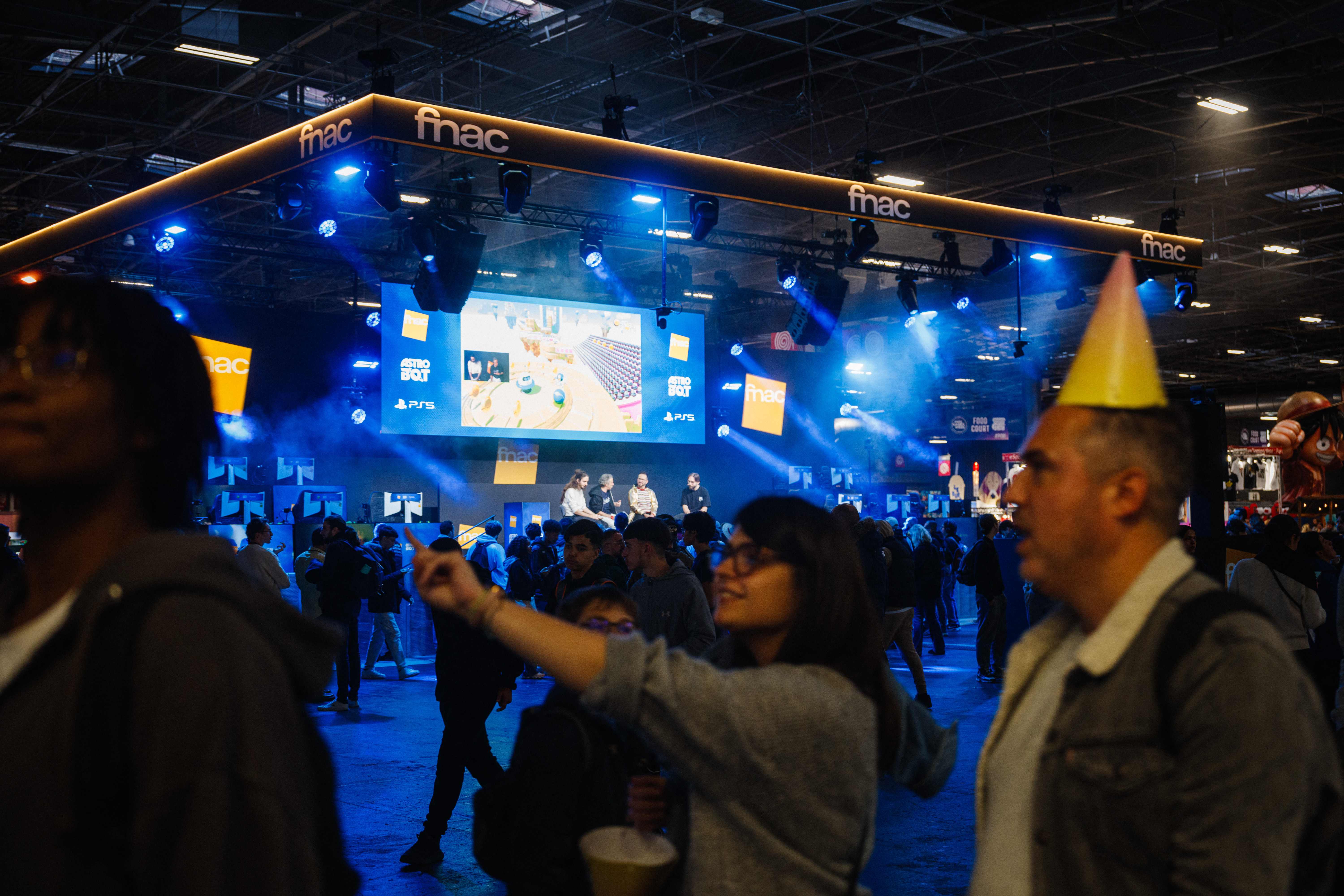 زوار يتجولون في المعرض (أ.ف.ب)