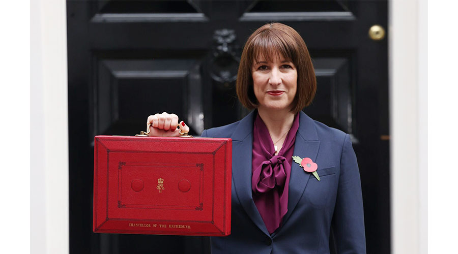 راشيل ريفز تحمل الحقيبة الحمراء الشهيرة للموازنة (بلومبيرغ)