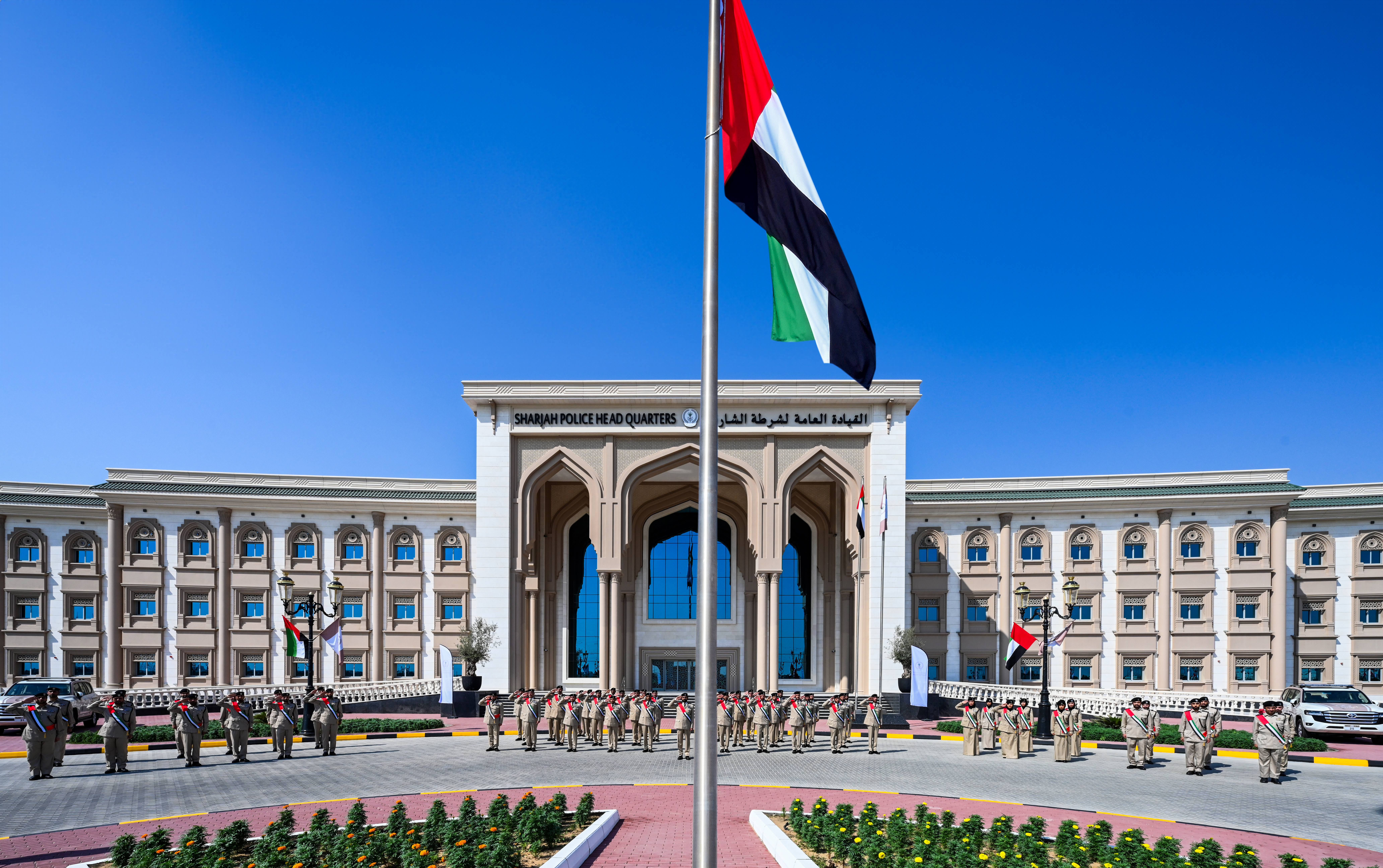 شرطة الشارقة ترفع العلم