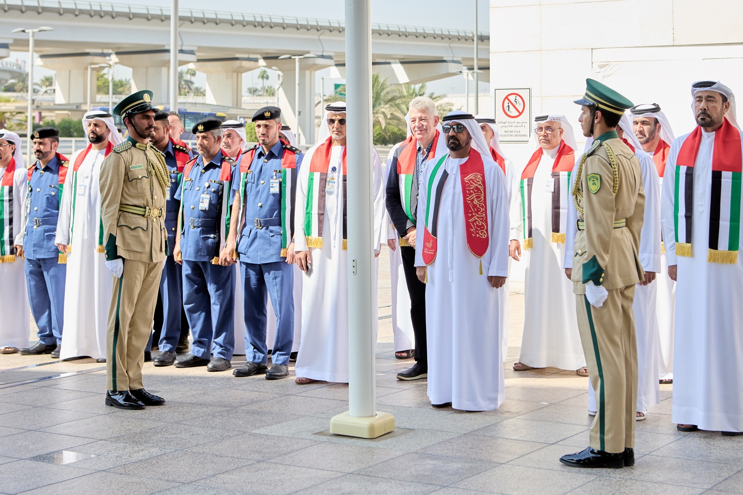 أحمد بن سعيد خلال رفع العلم