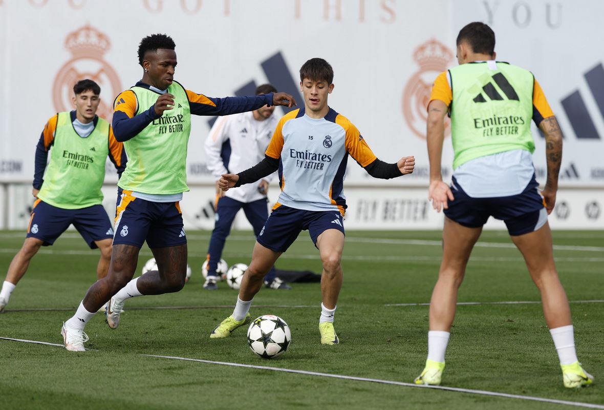 فينسيوس جونيور خلال تدريبات ريال مدريد استعداداً لمباريات دوري الأبطال 