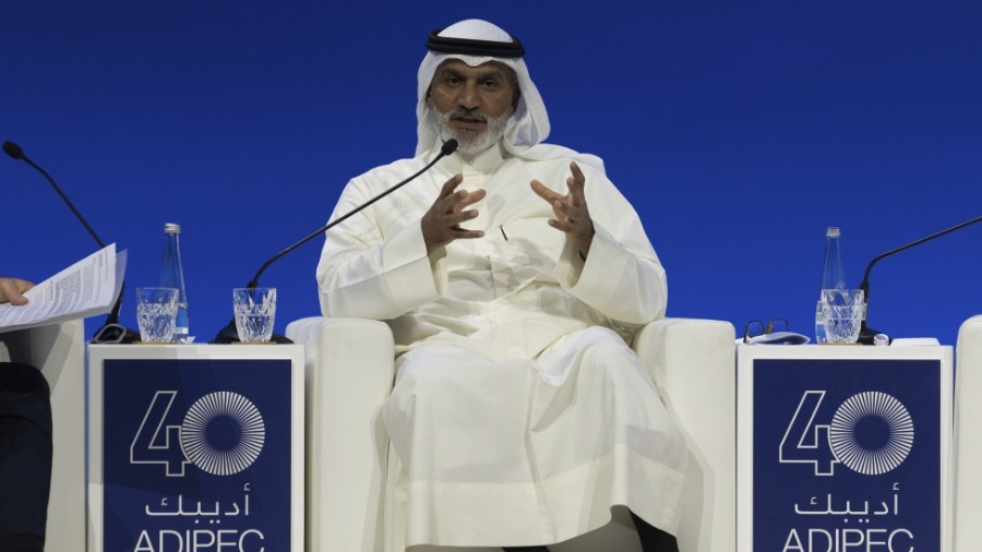 هيثم الغيص متحدثاً في جلسة نقاشية خلال معرض ومؤتمر أبوظبي الدولي للبترول (أديبك 2024) في أبوظبي (أ ب)