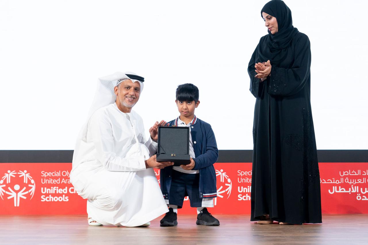 الهاشمي يكرم أحد المشاركين