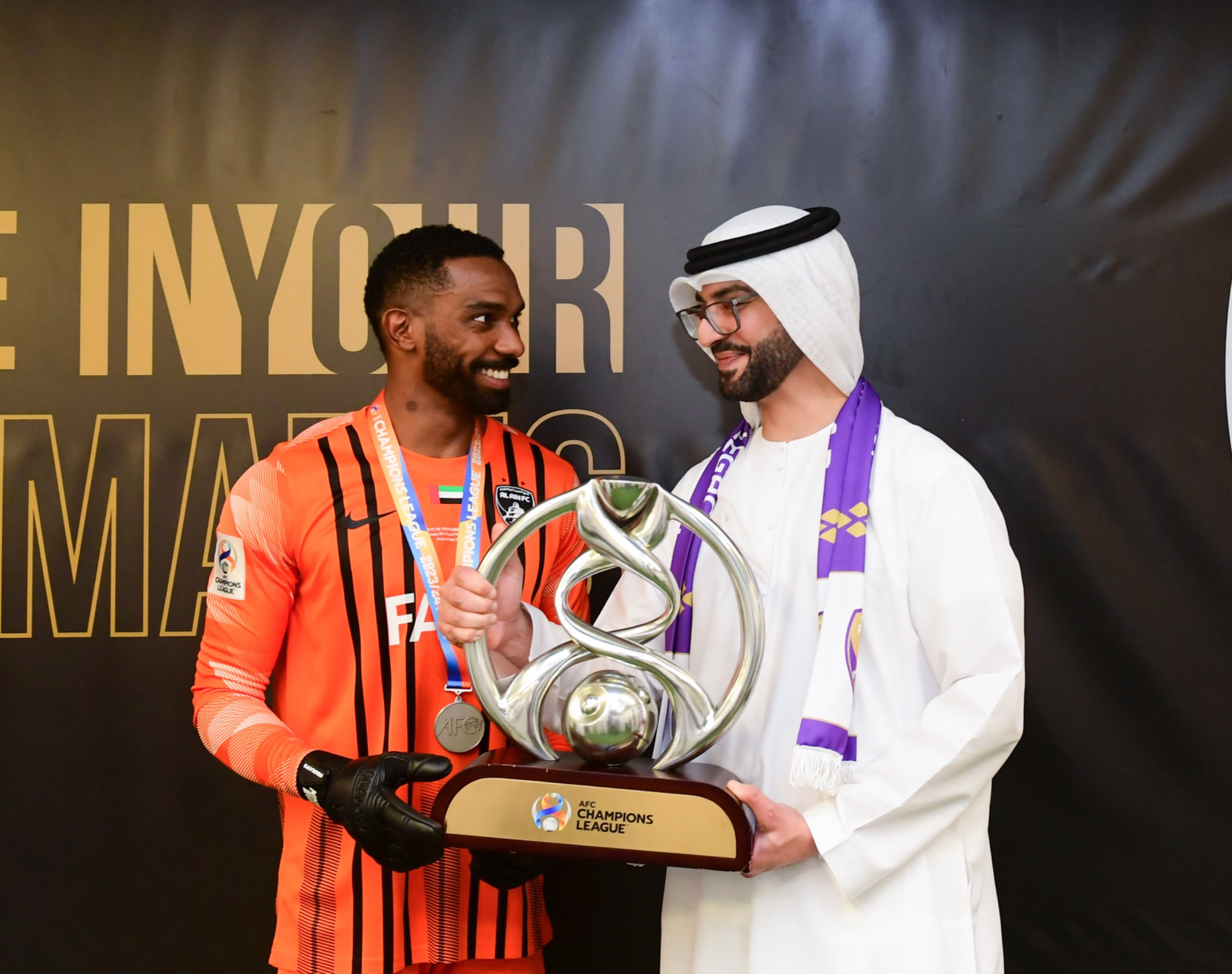 سلطان بن حمدان يحمل كأس آسيا مع خالد عيسى