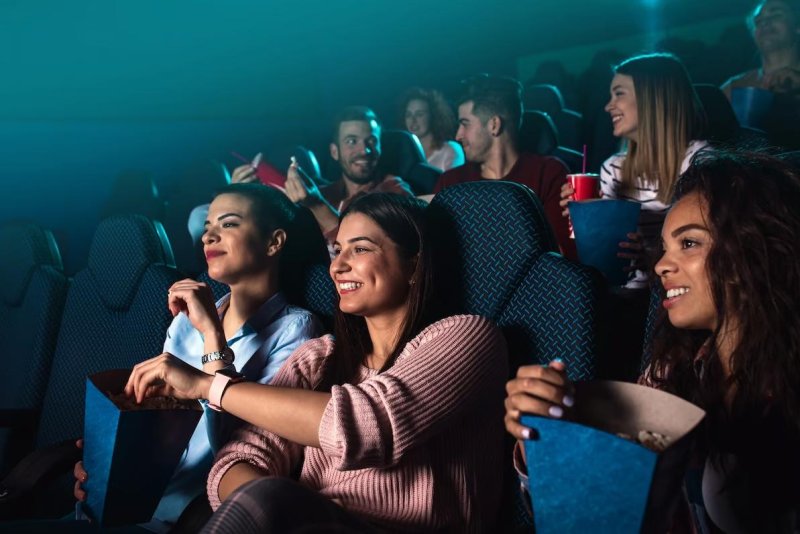 أشخاص يشاهدون فيلماً