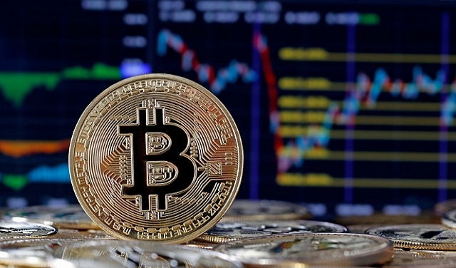 البيتكوين تحلق فوق 79700 دولار