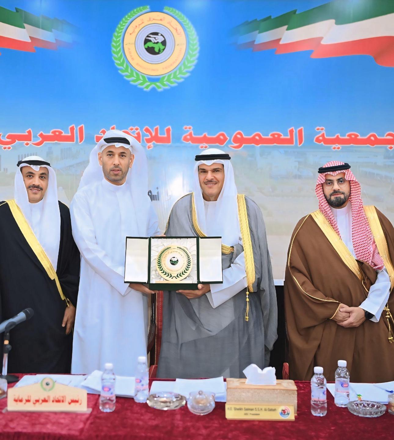 سلمان الصباح يهدى بن يعقوب العضوية الشرفية