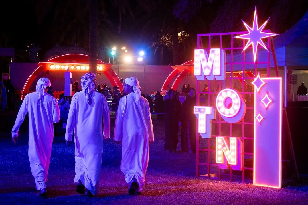 المهرجان يملأ الأجواء بالبهجة وألوان الفرح