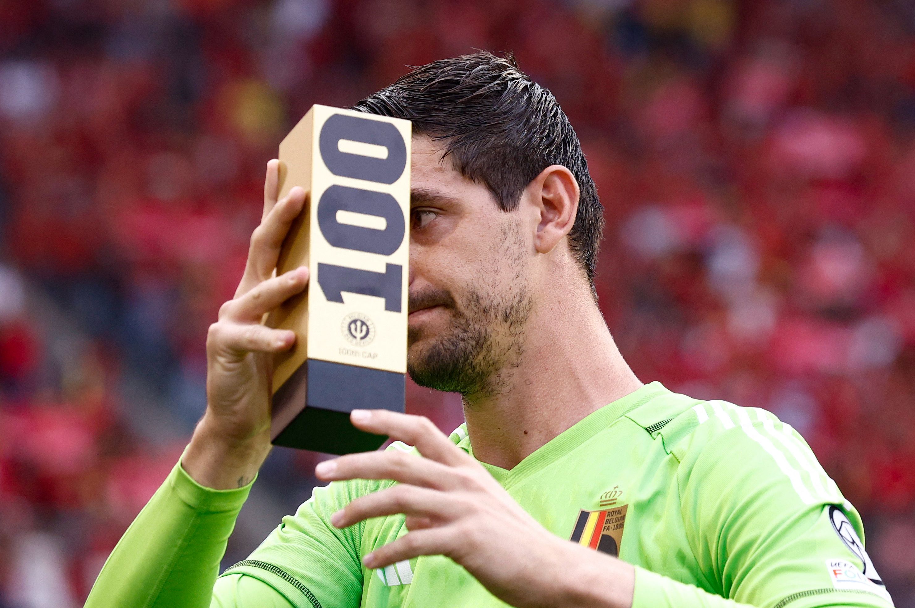 كورتوا مع جائزة المئوية أمام النمسا