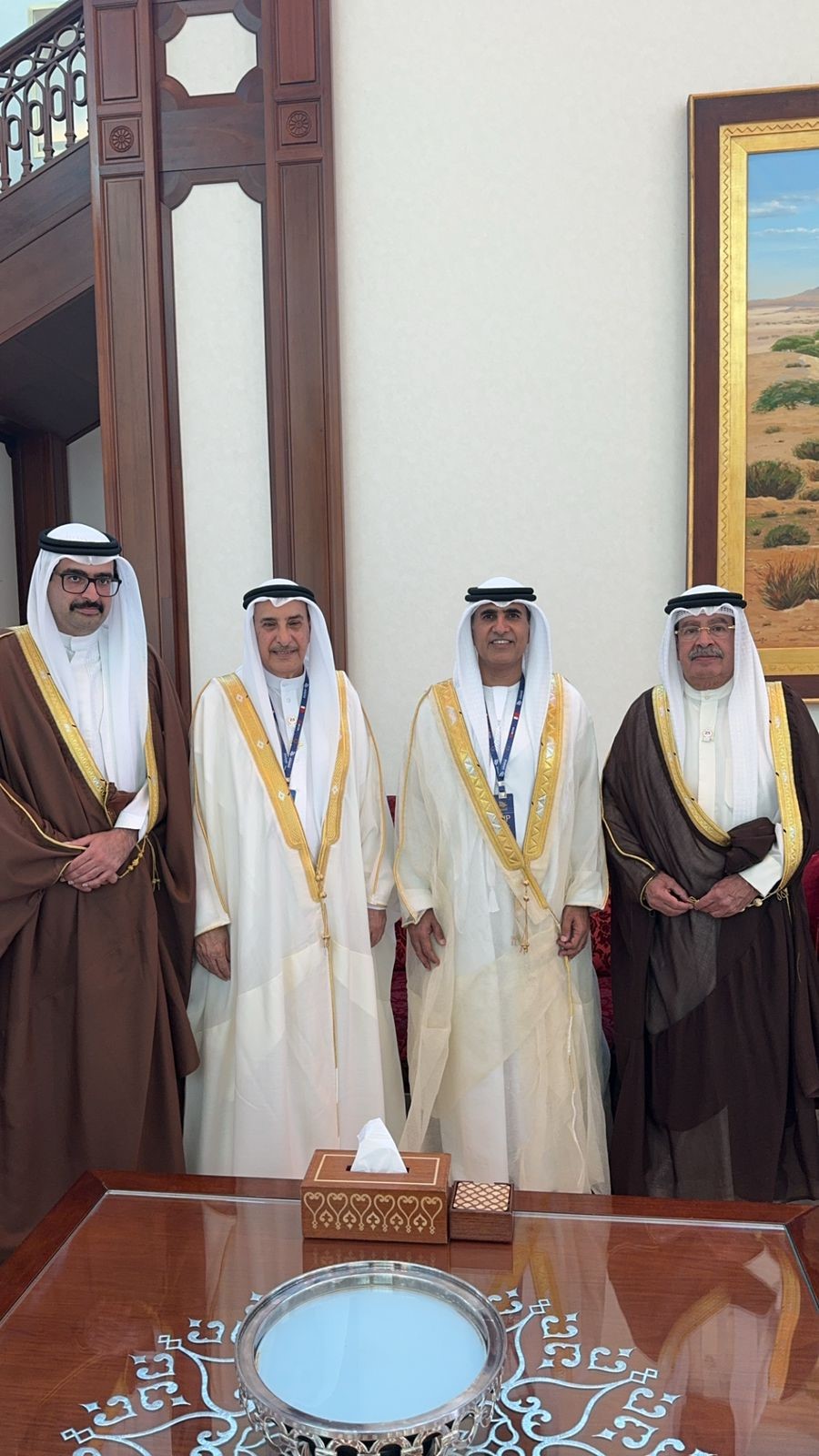 سالم القاسمي يتوسط بعض الشخصيات المشاركة