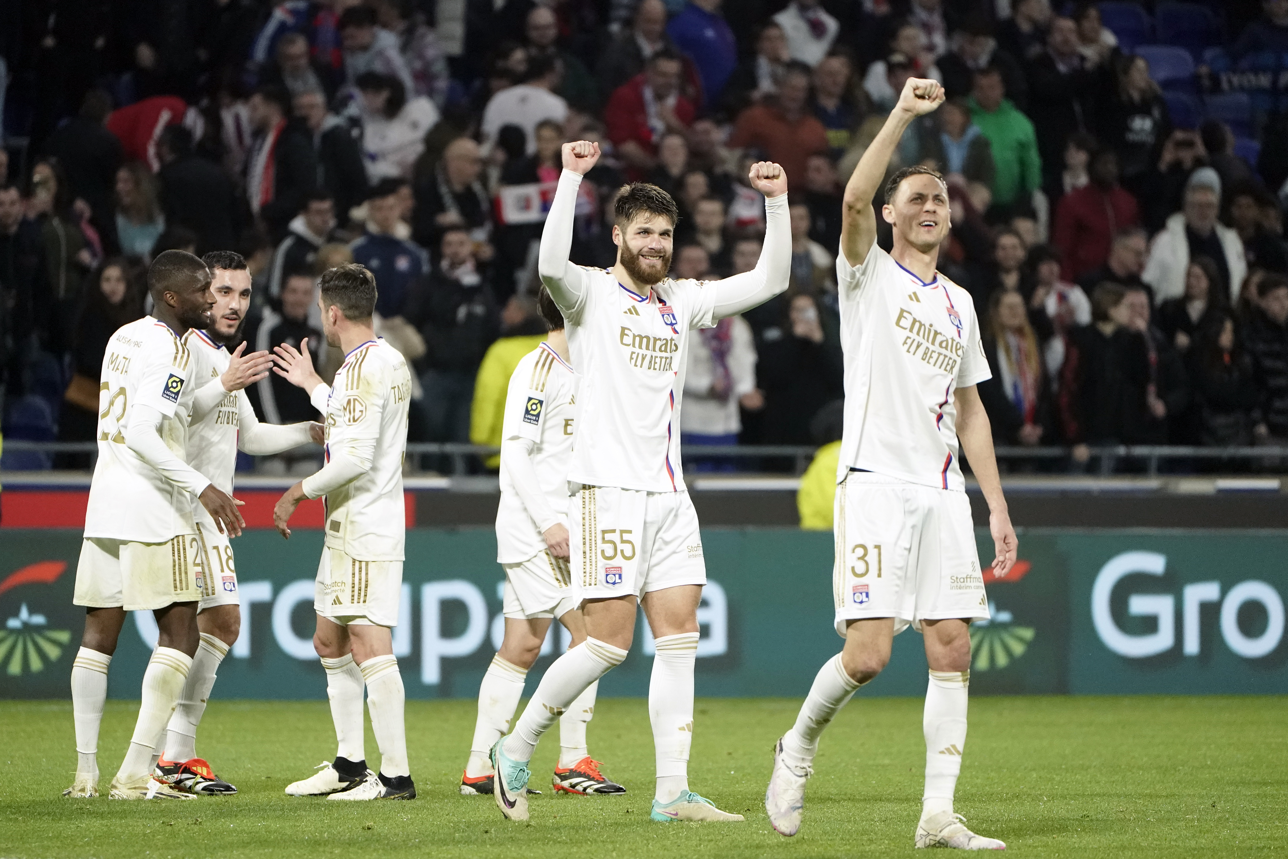 ماتيتش وزملاؤه يحتفلون بفوز الموسم الماضي