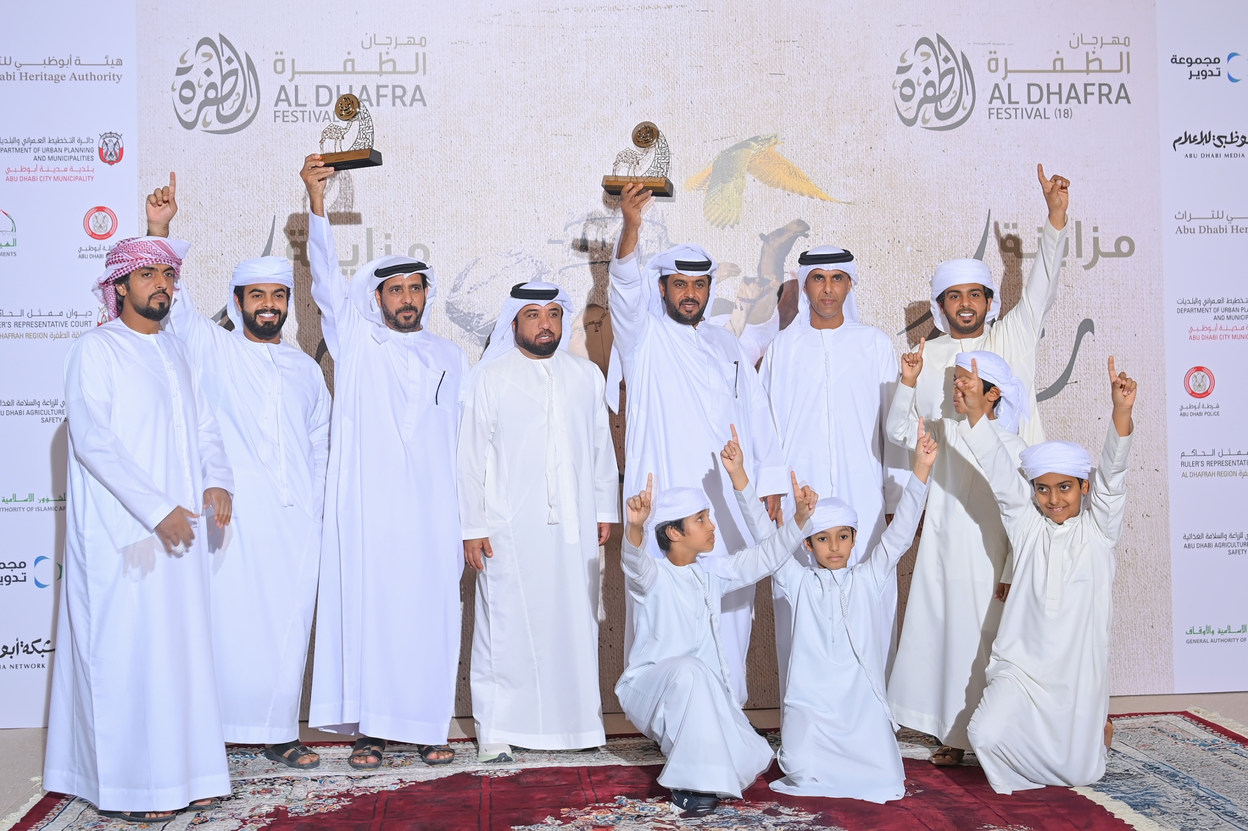 لقطة تذكارية للفائزين