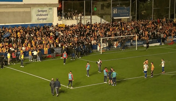 لحظة سقوط المشجعين على أرضية الملعب