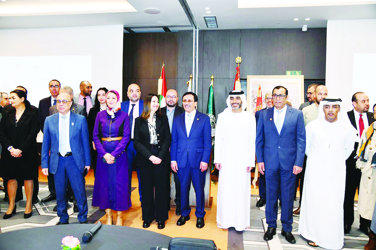 جانب من الندوة وراشد القاسمي يتوسط المشاركين
