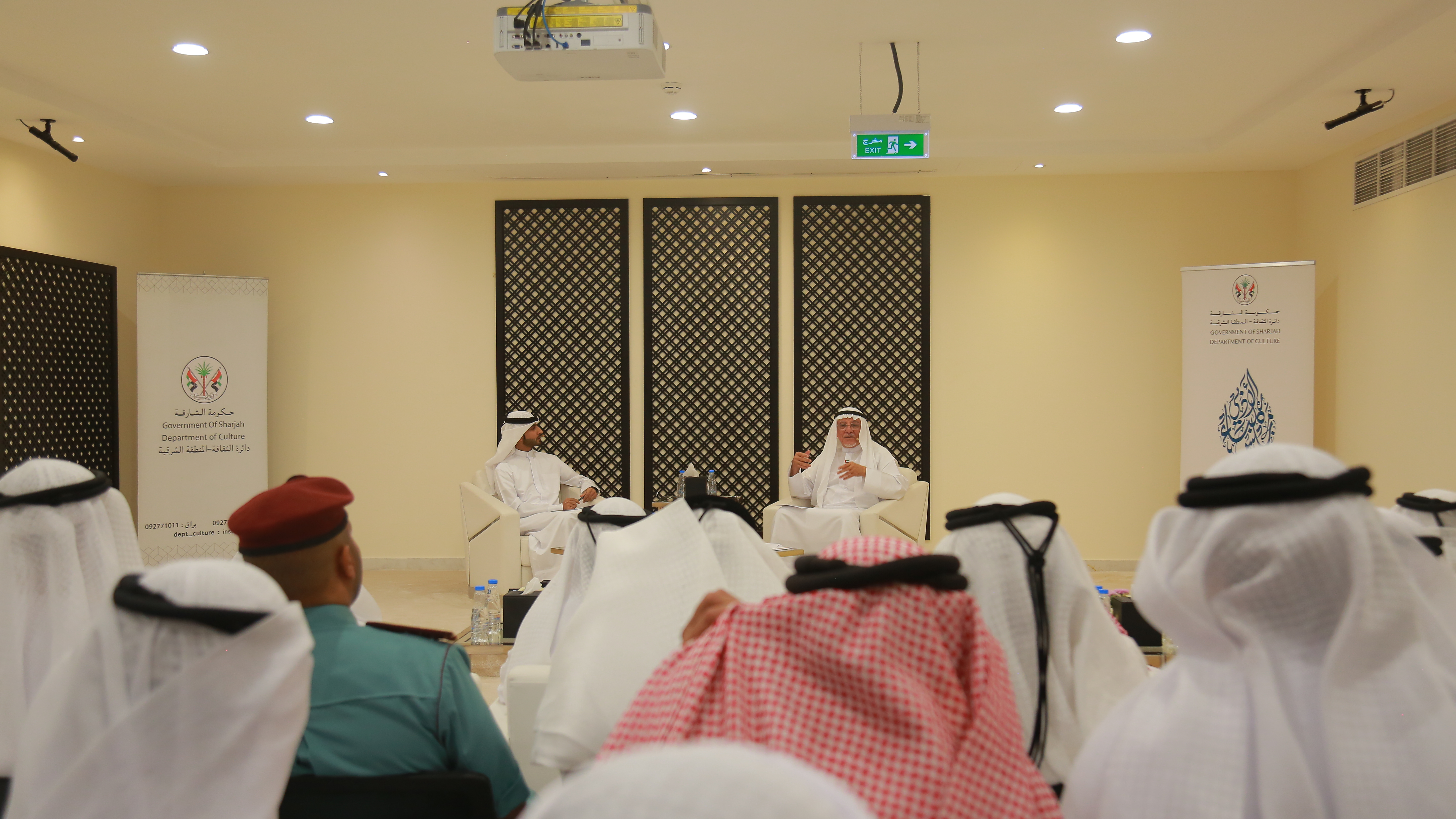 عارف الشيخ متحدثاً في الجلسة