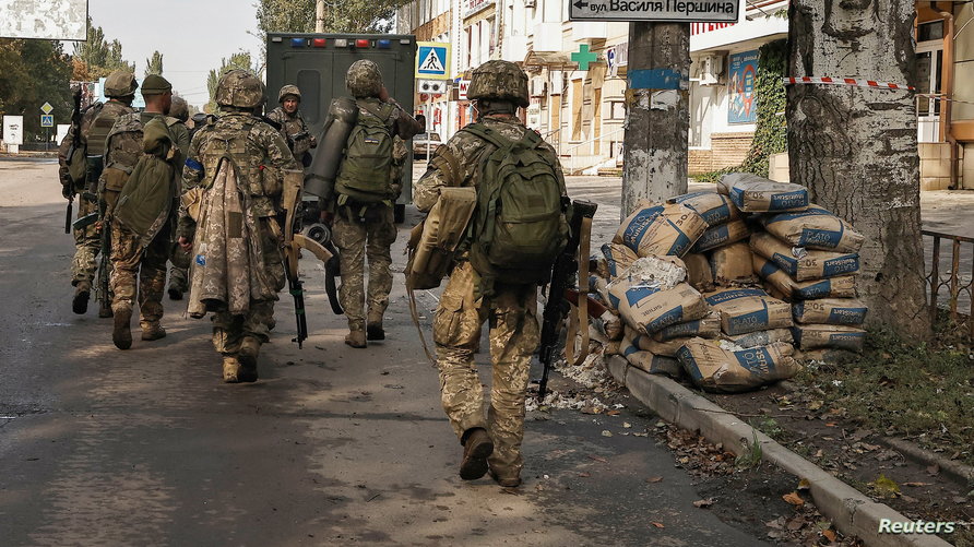 Ukrainian soldiers walk in Bakhmut, amid Russia's attack on Ukraine, October 1, 2022. REUTERS/ Zohra Bensemra