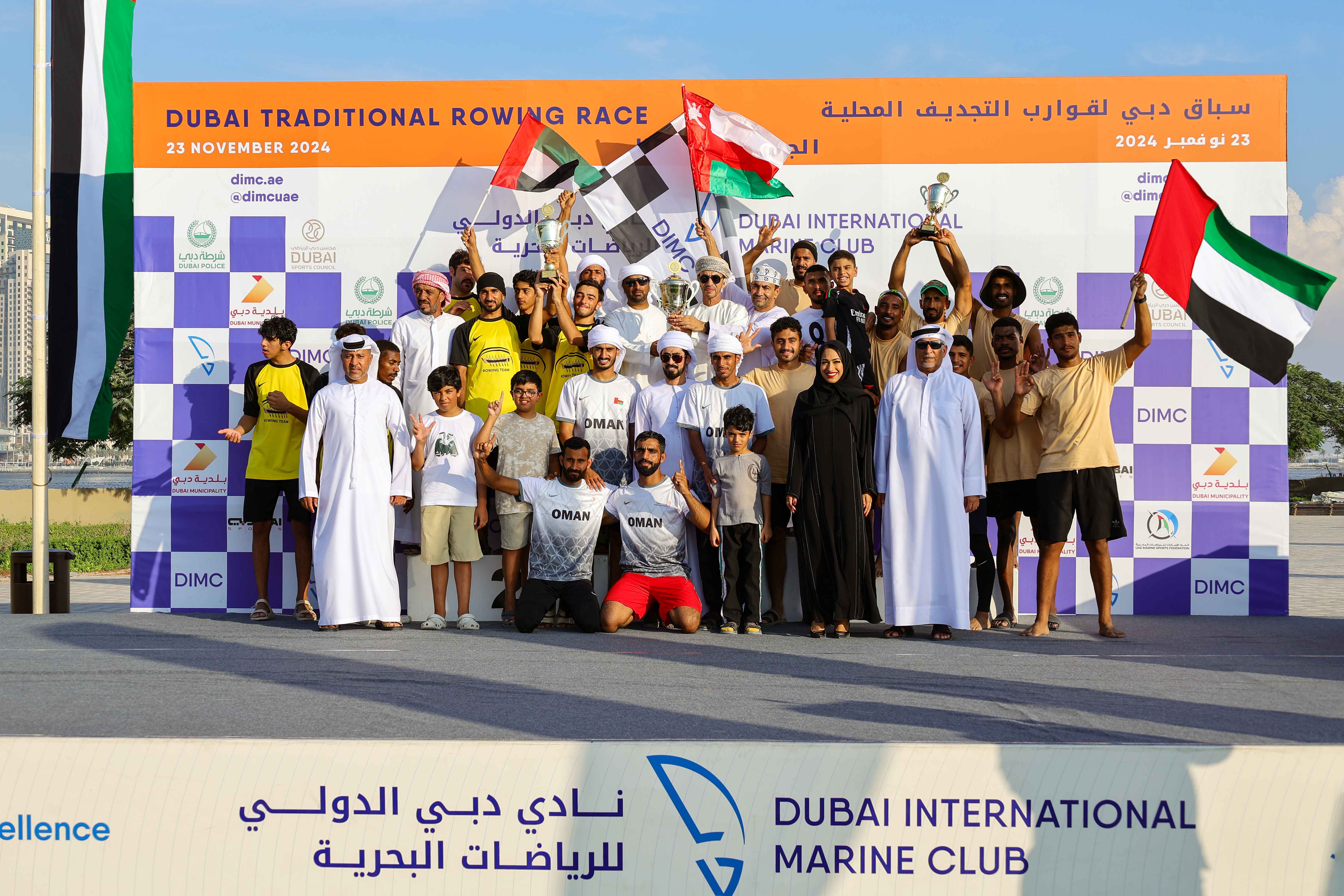 أبطال سباق دبي لقوارب التجديف المحلية يحتفلون على منصة التتويج