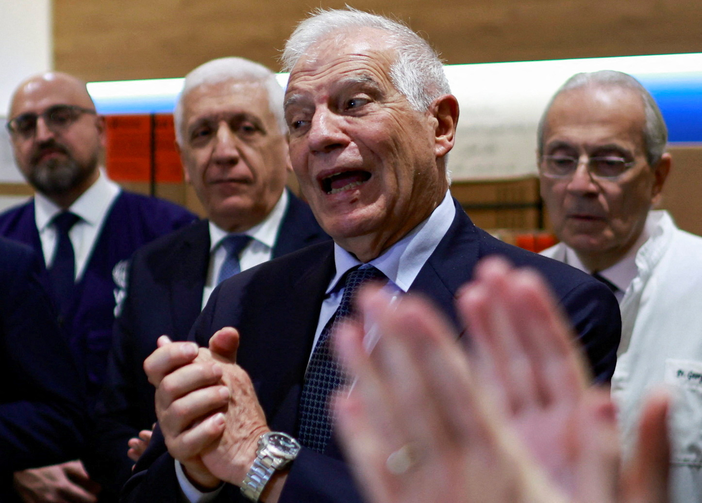  بوريل يتحدث إلى وسائل الإعلام خلال زيارته لمستشفى الجعيتاوي في بيروت (رويترز) 