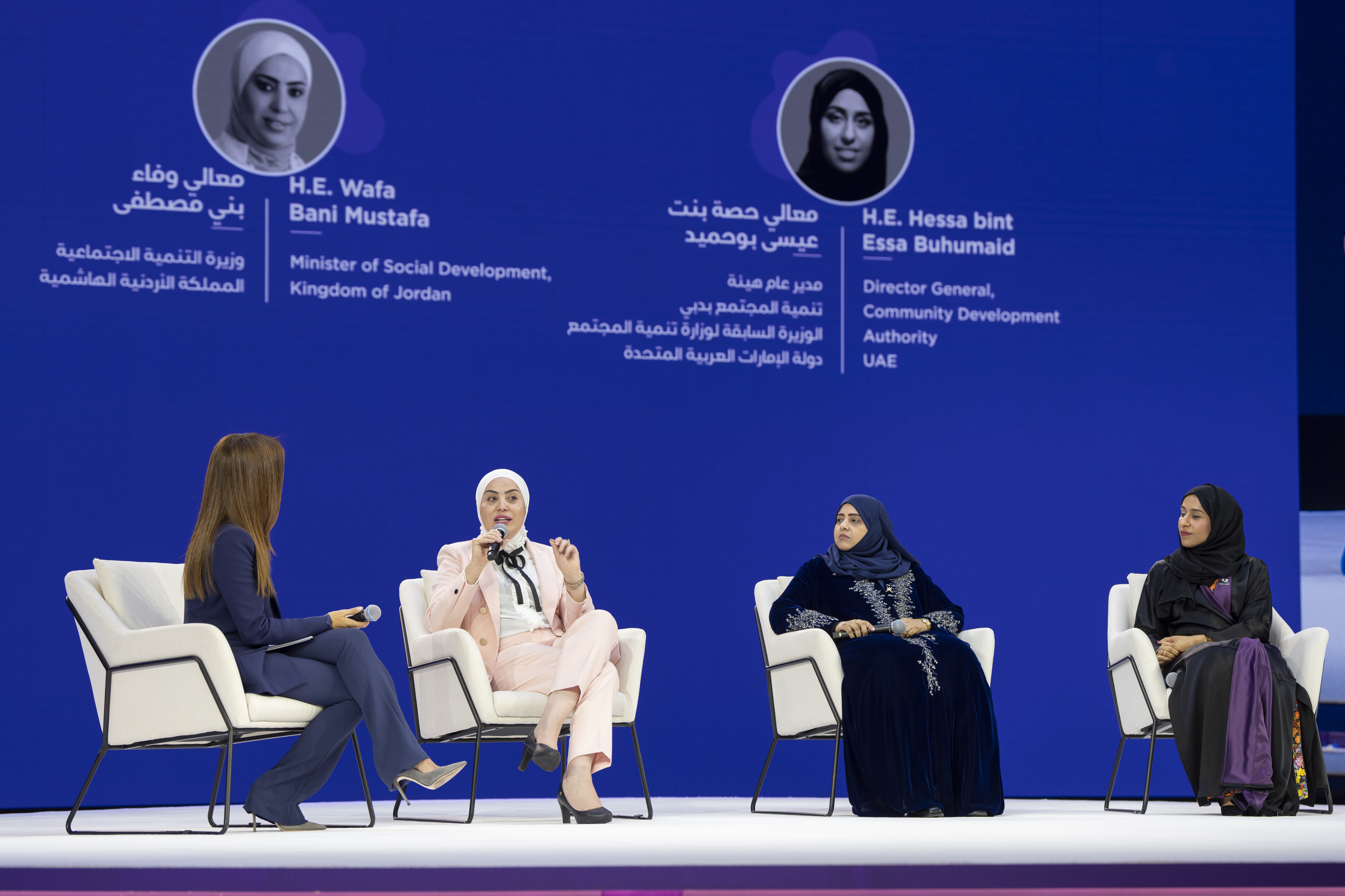 حصة بوحميد مع عدد من المشاركات في الجلسة 